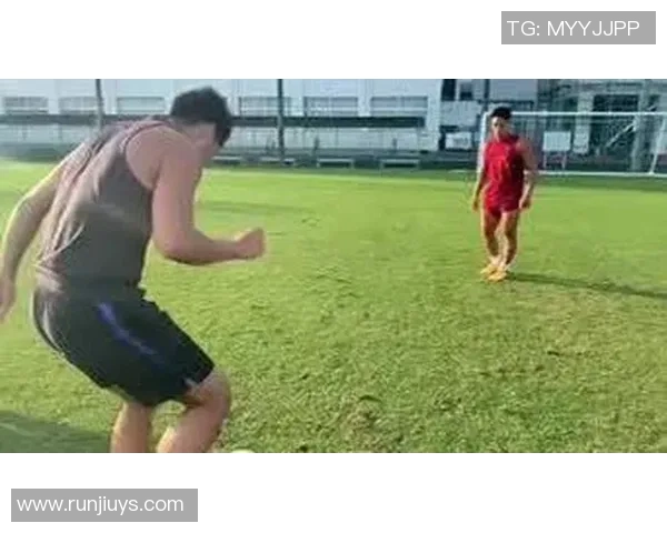 足球明星如何在比赛中巧妙摔倒过人技巧解析与精彩瞬间回顾