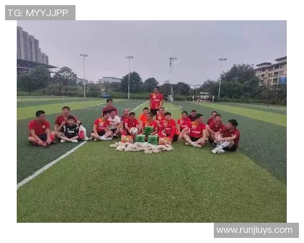 足球明星在中国庆祝生日与球迷互动分享快乐时光