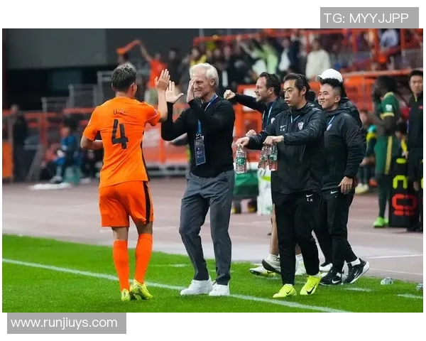 足球明星进球后击掌庆祝的精彩瞬间与背后故事解析